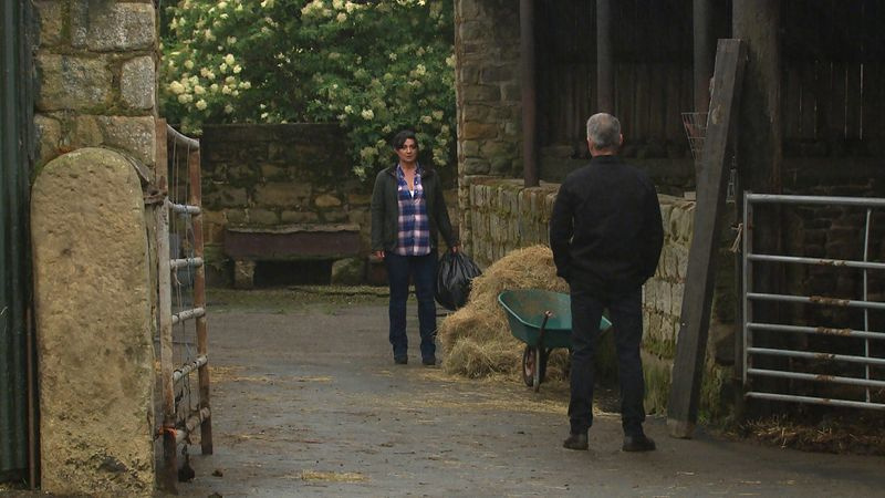 Cain è convinto che Moira e Malone abbiano una relazione a Emmerdale