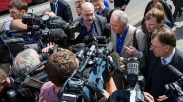 Ken Livingstone govori z novinarji nekaj trenutkov preden so ga suspendirali iz Laburistične stranke, ker je namigoval, da je Hitler sionist