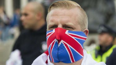 Průzkum zjistil, že u bílých Britů je „dvakrát pravděpodobnější, že zastávají extrémní názory“ než britští Pákistánci