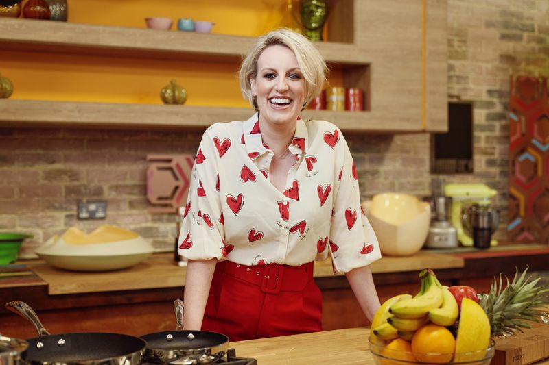 Steph McGovern en la cocina con su nuevo juego Packed Lunch