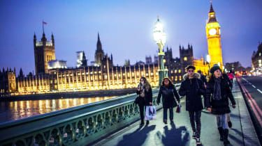 Broarna Westminster och Waterloo stänger efter upptäckten av bomben från andra världskriget