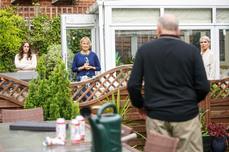 Coronation Streeti spoilerid: Debbie Webster süütab tulekahju Geoffi ja Sally vahel
