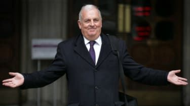 Kelvin Mackenzie va părăsi The Sun după rubrica „rasistă”.