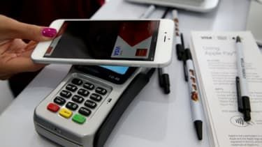 SAN FRANCISCO, CA – 20. OKTÓBRA: Pracovník predvádza službu Apple Pay v mobilnom kiosku sponzorovanom spoločnosťami Visa a Wells Fargo, aby 20. októbra 20. októbra predviedol nový systém mobilných platieb Apple Pay.