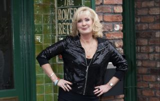 A estrela de Coronation Street, Beverley Callard, 'aceitará' MORTE fora da tela para Liz McDonald