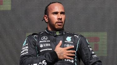 Lewis Hamilton en el podio tras su victoria en Silverstone