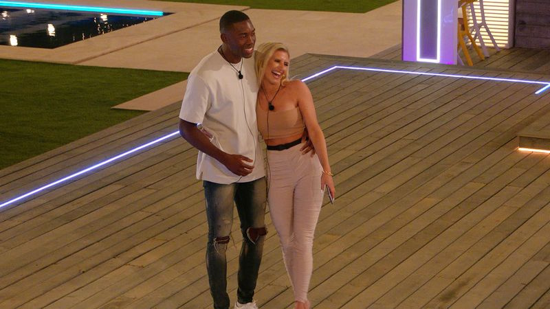 Love Island 2021 - Η Chloe Burrows ζευγαρώνει με τον Aaron Francis.