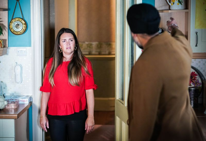 Stacey Slater est confrontée à Kheerat Panesar dans EastEnders