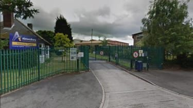 Adolescente acusado después de que un niño sirio fuera 'sumergido' en una escuela de Huddersfield