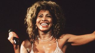 Η Tina Turner ζωντανά στη σκηνή στο Wembley Stadium στο Λονδίνο το 1990