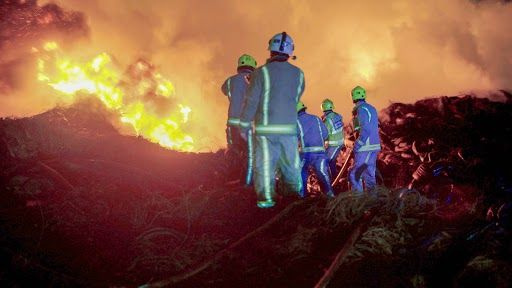 TV hoje à noite Bombeiros de várias estações enfrentam um grande incêndio em uma instalação de armazenamento de pneus no centro de Bradford.
