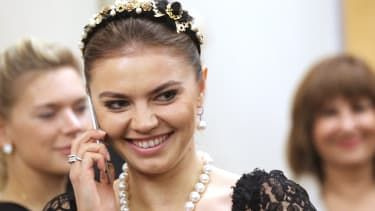 Alina Kabaeva se nasmehne