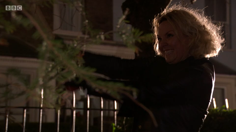 Janine Butcher corta el árbol de Navidad con un hacha