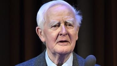 John le Carre nagovarja konferenco na Švedskem.