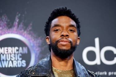 LOS ANGELES, CALIFORNIA - 24. NOVEMBER: Chadwick Boseman pozira v novinarski sobi med podelitvijo ameriških glasbenih nagrad 2019 v gledališču Microsoft Theatre 24. novembra 2019 v Los Angelesu v Kaliforniji. (Ph