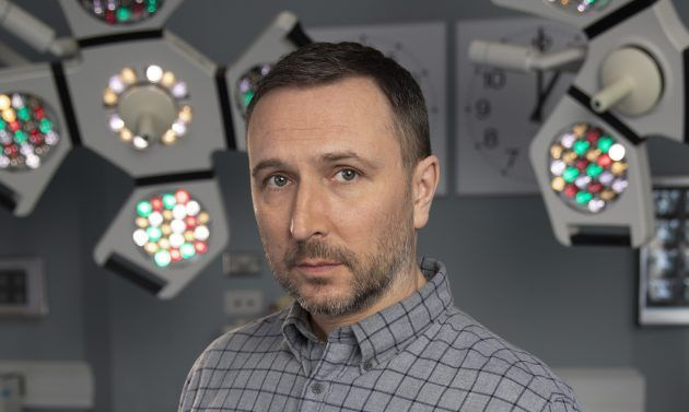 Alex Walkinshaw interpreta a Adrián