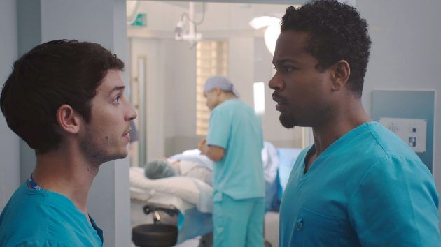Xavier de Holby City confronta a Cameron