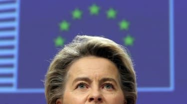 Ursula Von Der Leyen prowadzi presję na temat strategii szczepień w Brukseli