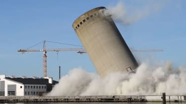 Vidéo : un silo renverse sur une bibliothèque lors d'une démolition qui a mal tourné