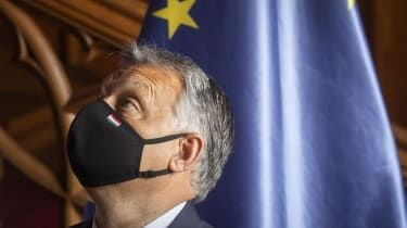 Premier Węgier Viktor Orban w masce na twarz