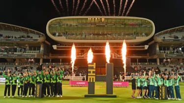 Мъжкият отбор на Southern Brave и женският отбор на Oval Invincibles празнуват в Lord’s