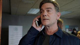 Holby City estrela Jonh Michie como Guy Self