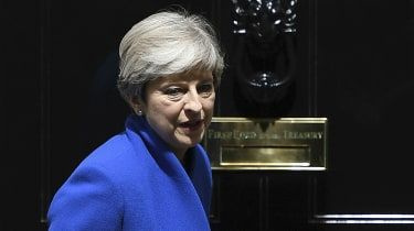 Är Theresa Mays tvärpolitiska strategi svag eller listig?