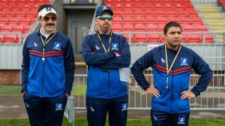 Από αριστερά, ο Jason Sudeikis ως Ted Lasso, ο Braendan Hunt ως Coach Beard και ο Nick Mohammed ως Nathan Shelley στη σειρά Apple+ Original