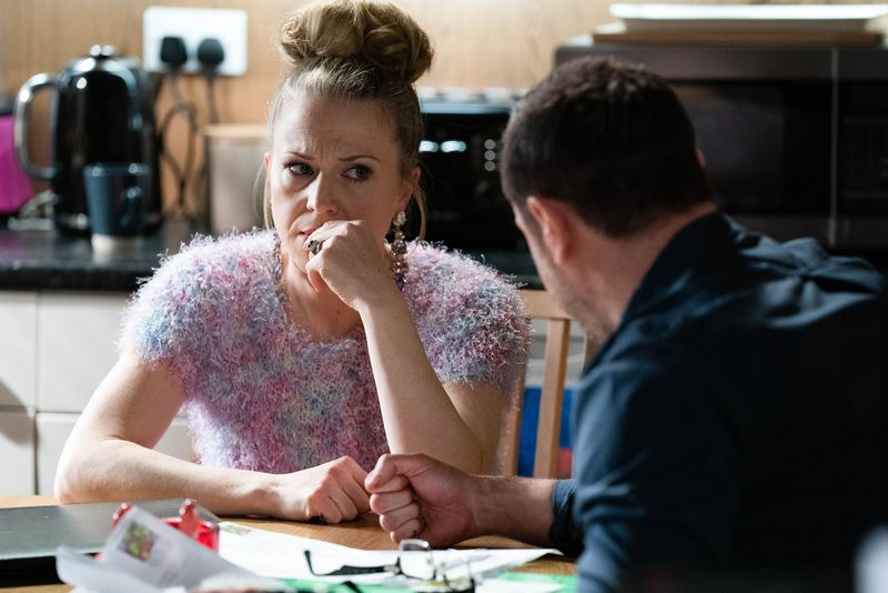 Linda Carter ajattelee toisiaan EastEndersissä