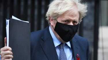 Boris Johnson odchádza z Downing Street do parlamentu, kde sa bude hlasovať o novom systéme britskej úrovne
