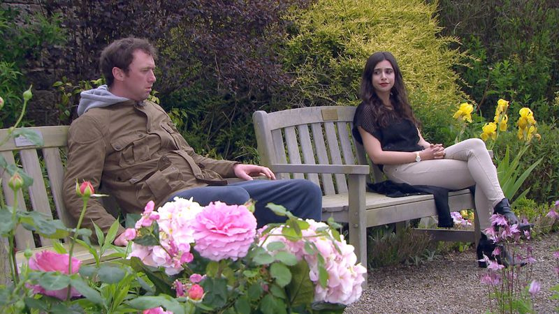 Meena Jutla conversa com Liam Cunningham em Emmerdale
