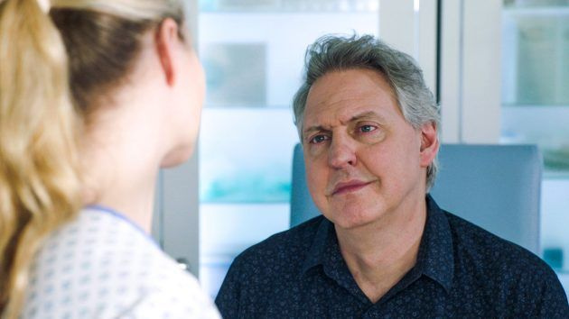 Holby City Sacha Essie bryllup W33