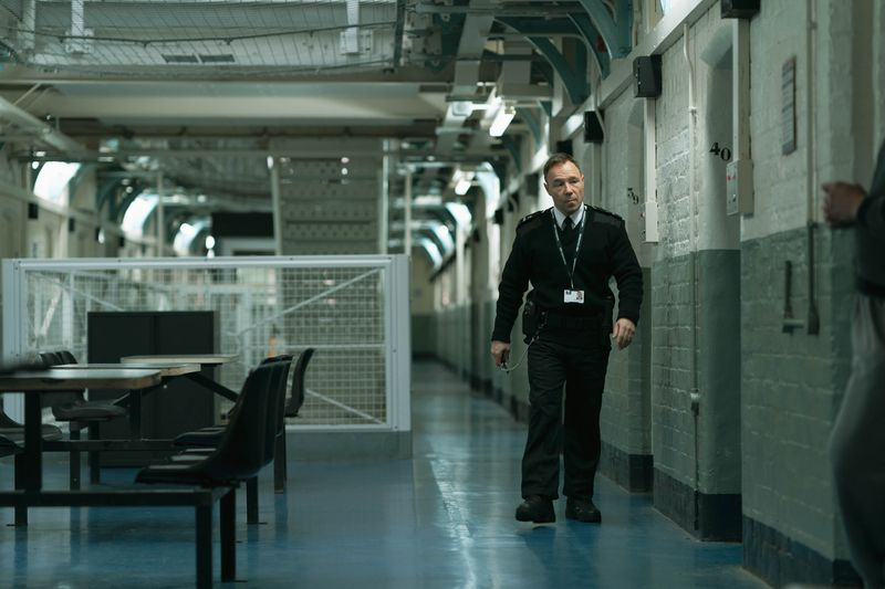 Stephen Graham als Gefängnisbeamter Eric.