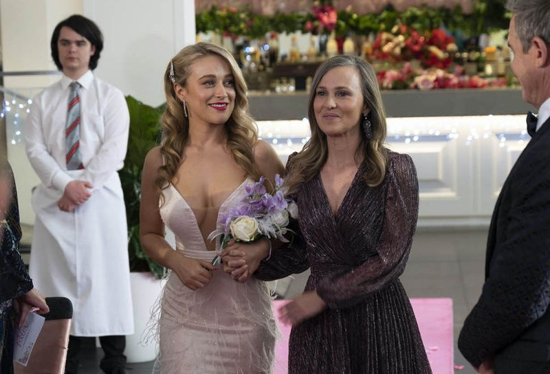 Roxy Willis și Gemma Willis în Neighbours