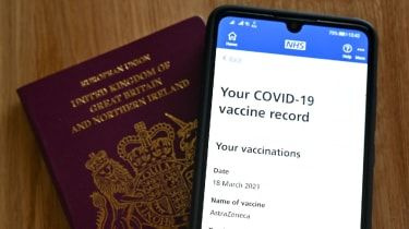 Γιατί τα διαβατήρια για τα εμβόλια Covid μπορεί να αποβούν μπούμερανγκ για την Downing Street