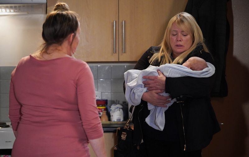 Wird Sharon Karen wirklich zulassen, Walford mit Kayden zu verlassen? (Bild: BBC)