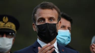 Emmanuel Macron sa prihovára novinárom v čiernej maske/