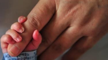 Homoseksuelt par vinder skelsættende surrogatikamp om en babypige
