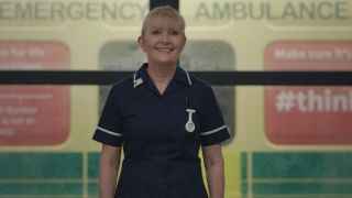 Η Cathy Shipton ως Duffy στο Casualty. Χαμογελώντας και κοιτώντας απευθείας την κάμερα