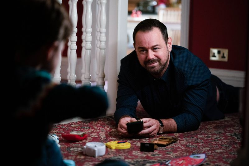 Ο Μικ Κάρτερ με τον γιο του στο EastEnders