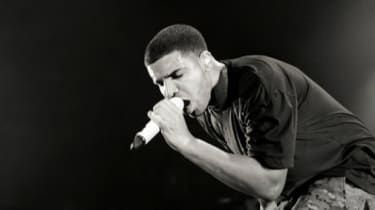 Drake zastaví Sydney show na hanbu tápajúceho