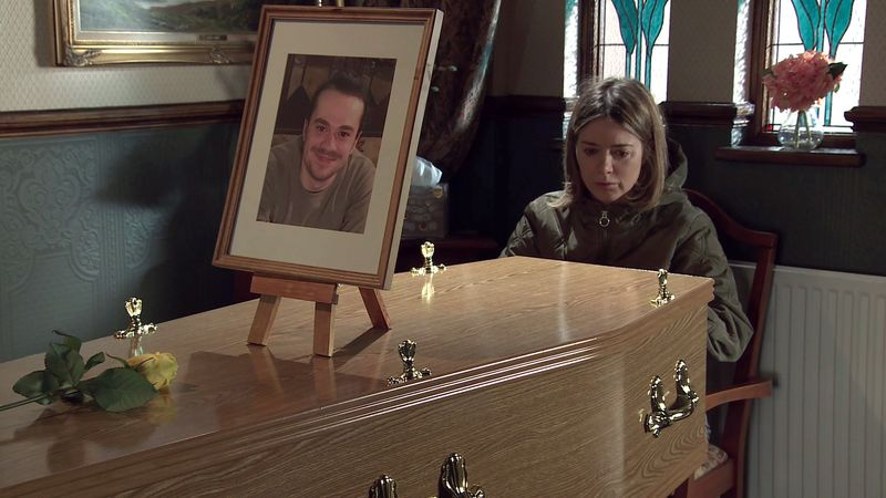 Ο Seb στο φέρετρο στην οδό Coronation Street.