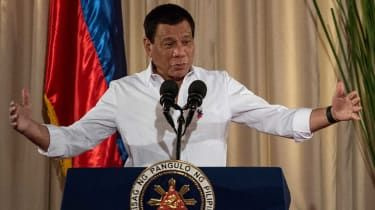 Rodrigo Duterte nazýva ženy na podujatí rodovej rovnosti „sučkami“.