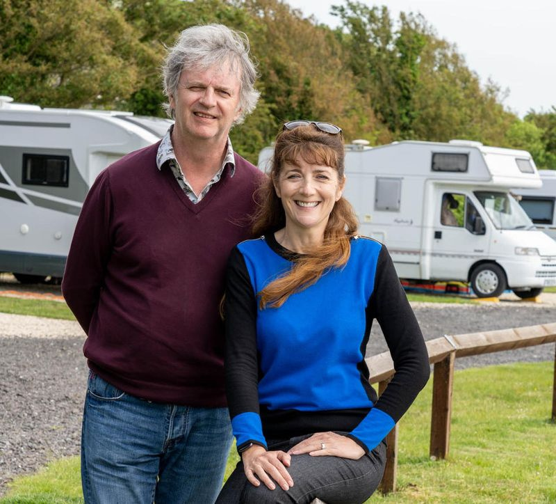 Televisioon täna õhtul Paul Merton ja tema naine Suki Webster proovivad matkaautot.