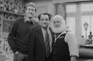 Solo las leyendas de Fools and Horses Nicholas Lyndhurst, David Jason y Buster Merryfield. (Crédito: Getty Images)