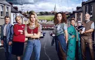 Igralska zasedba Derry Girls vadi prek videoklica v pripravah na tretjo serijo