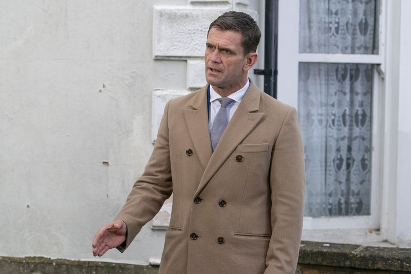 Jack coloca seu plano em ação em EastEnders