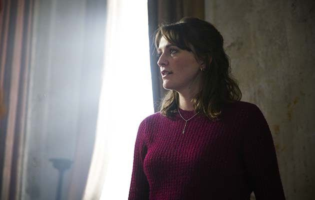 Entinen Call the Midwife -tähti Charlotte Ritchie tuijottaa ulos ikkunasta uudessa BBC1:n komediassaan Ghosts