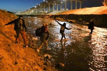 Skupina migrantov prekročila Rio Bravo z Ciudad Juarez v Mexiku do El Pasa