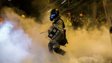 Policja strzela gazem łzawiącym w protestujących w Hongkongu